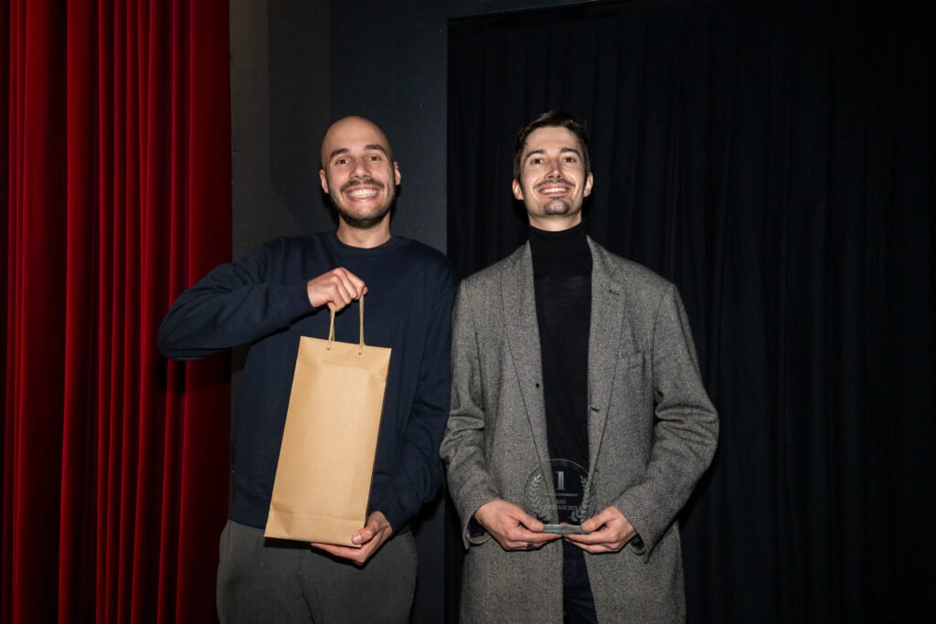 Les gérants de Nektar Bordeaux posant avec le trophée de Meilleur bar de Bordeaux remporté au Festibulles
