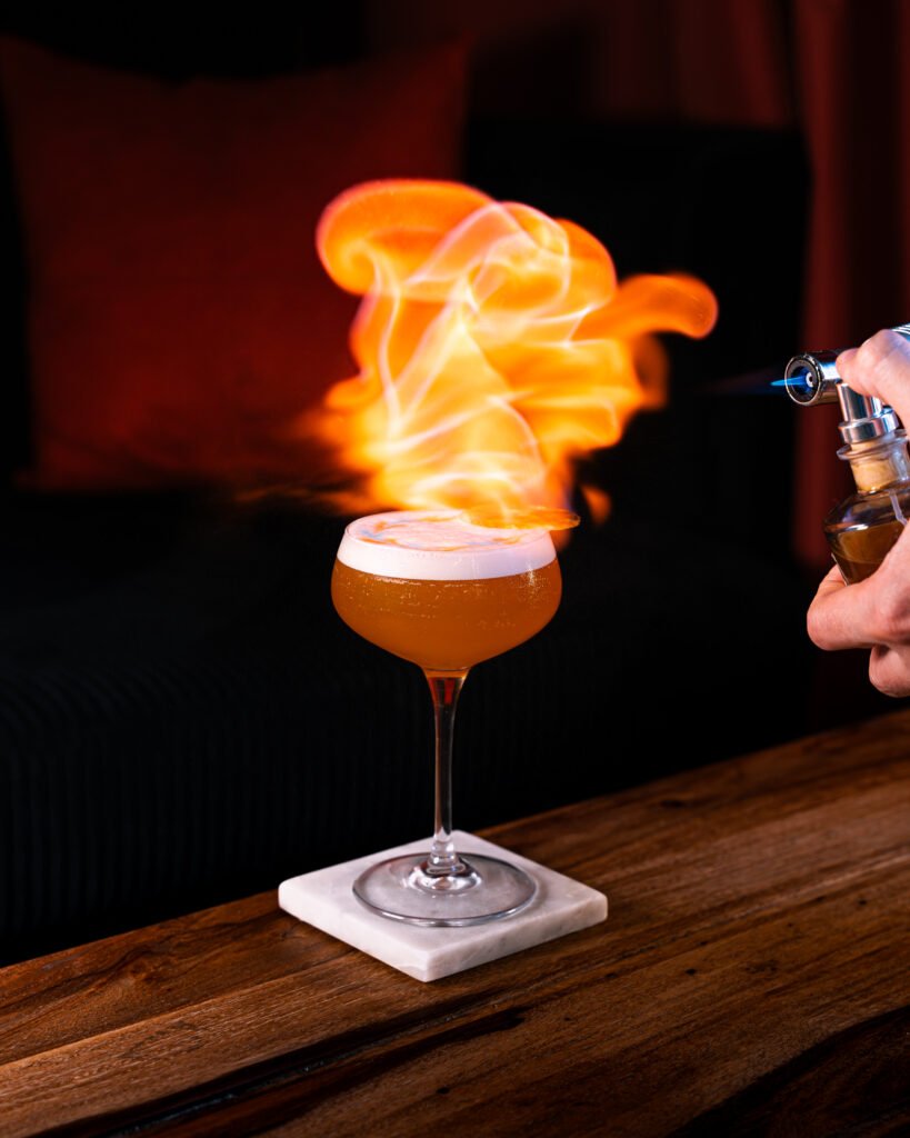 Cocktail Uncle Iroh du Nektar à Bordeaux, création au cognac, calvados, pomme, ananas, verjus, vanille et piment.