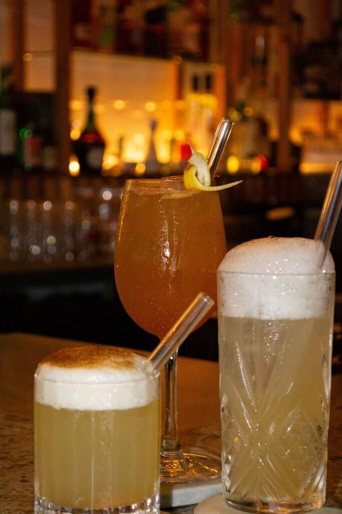 Trio de cocktails signatures colorés au bar Nektar à Bordeaux