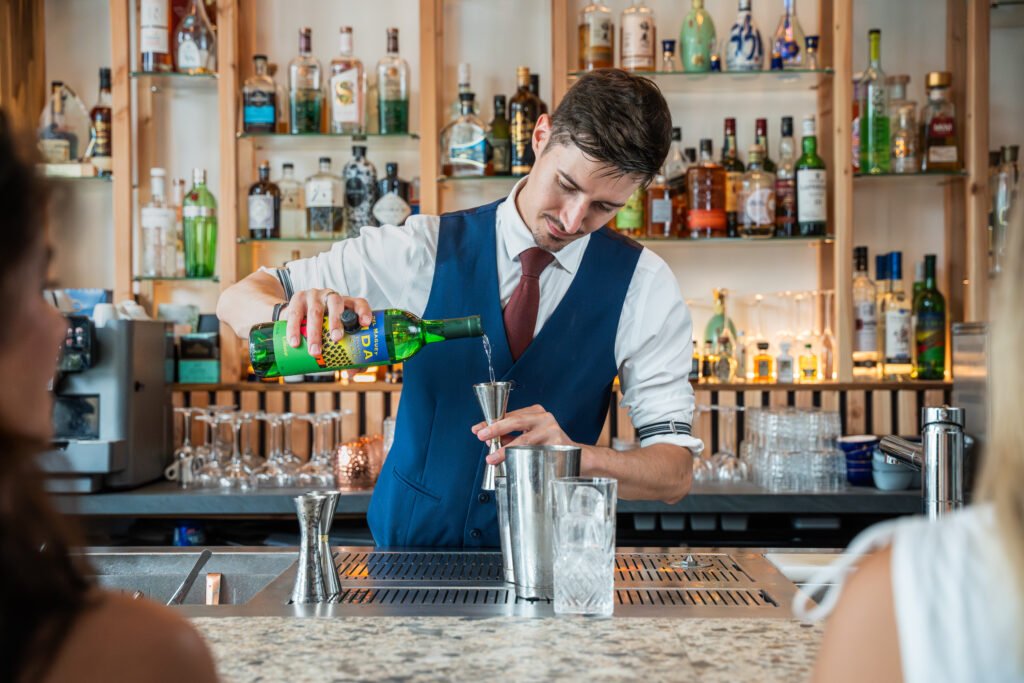 Florian, barman du Nektar à Bordeaux, versant du mezcal dans un shaker