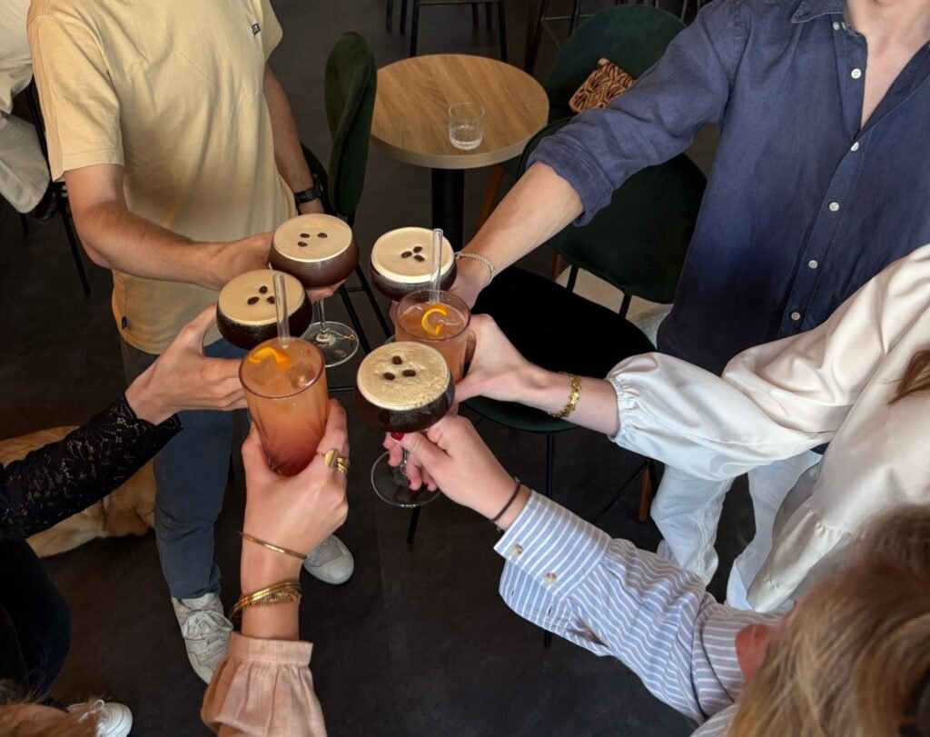 Atelier cocktails à Bordeaux : participants qui trinquent avec leurs verres au Nektar