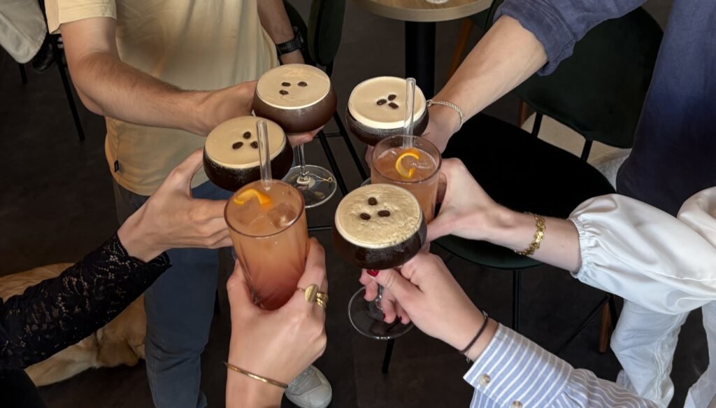 Participants trinquant lors d’un cours de cocktails à Bordeaux