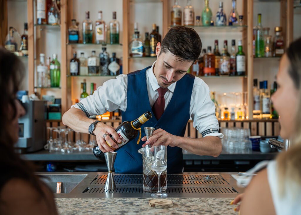 Florian Mahé préparant un cocktail lors d’un cours de cocktails à Bordeaux