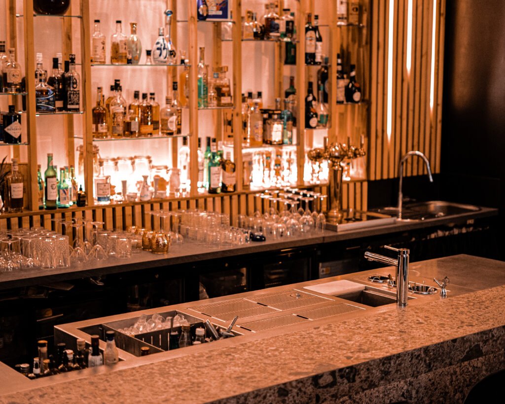 Comptoir du bar à cocktail Nektar à Bordeaux avec préparation de cocktails en ambiance tamisée