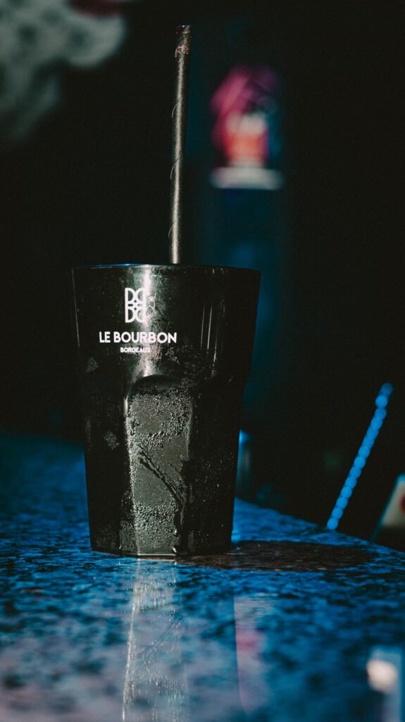Verre en club au Bourbon à Bordeaux, cocktail servi en ambiance nocturne sur la piste de danse
