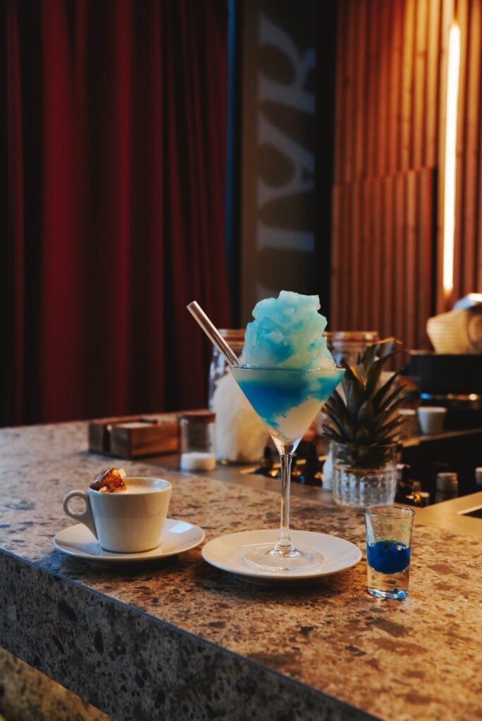 Cocktail créatif servi sur le comptoir d’un bar à cocktails à Bordeaux