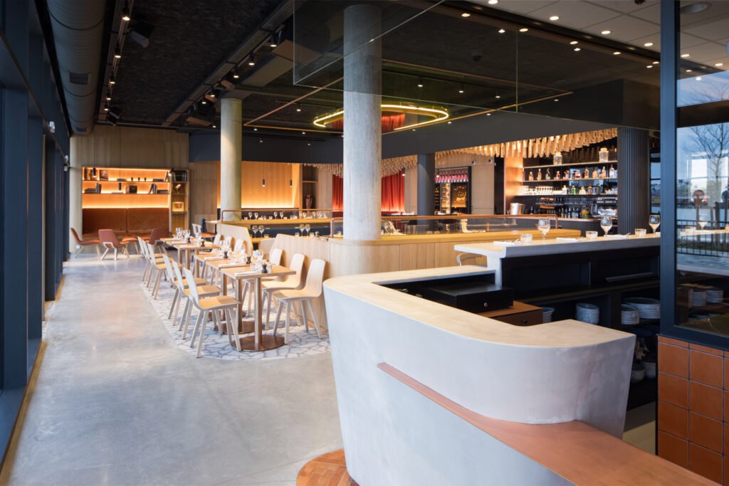 Salle du Bistrot Spinoza à Bordeaux, ambiance chaleureuse avec tables dressées et lumière tamisée