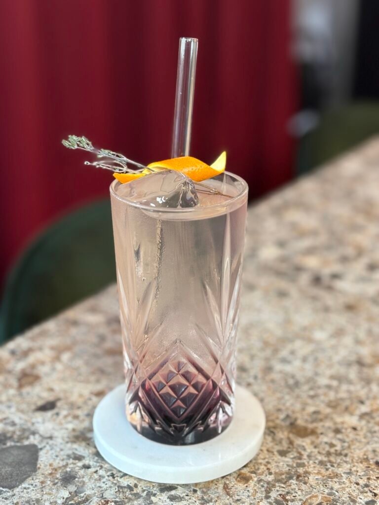 Cocktail servi avec un glaçon clair (clear ice) dans un verre Tumbler