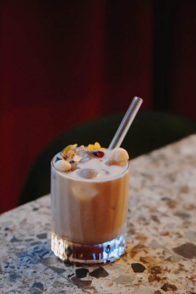 Cocktail élégamment décoré posé sur le comptoir d’un bar à cocktails