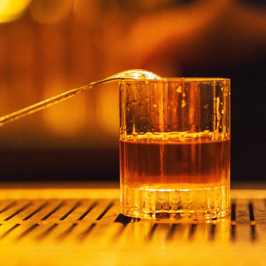 Cocktail Old Fashioned posé sur le comptoir d’un bar à cocktails