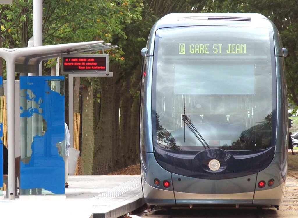 Rame de tramway de Bordeaux stationnée à un arrêt de transport en commun.